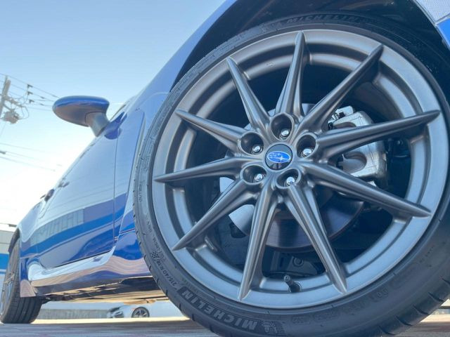 �y�O���[�h��p����18�C���`�A���~�z�C�[���z�f�U�C�����̍��������A���~�z�C�[���𑕒����Ă���܂��B�e��ЊO�A���~�z�C�[����A�X�^�b�h���X�^�C�����戵�����Ă���܂��B���񂲑��k����������