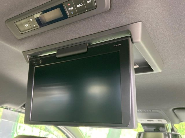 【後席モニター】家族や友人とお出かけする機会が多い方に大人気の後席モニターを装備!見やすい位置に画面がありテレビやDVDの視聴も快適!友達もお子様も、後席にしか乗らなくなるかも??