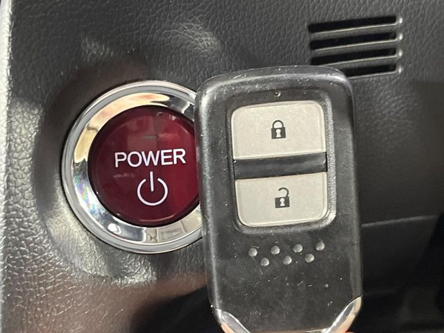 �yHonda�X�}�[�g�L�[�z�J�o����|�P�b�g�ɓ��ꂽ�܂܂ł��h�A�̎{���E�������\�ȃX�}�[�g�L�[�𑕔��B�G���W���̃I���E�I�t�����J�M�����o���K�v����������Ƃ��Ă��֗��ł���