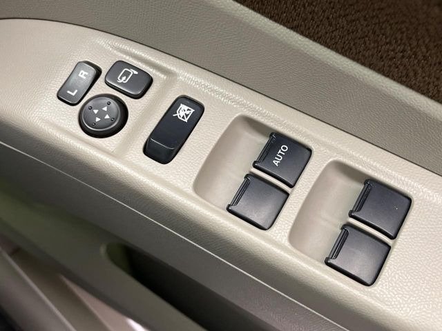 �y�d���i�[�~���[�z�T�C�h�~���[�͓d���i�[���ƂȂ��Ă���A�������ԏ�ł��L�Y�������X�N��}�����܂��B