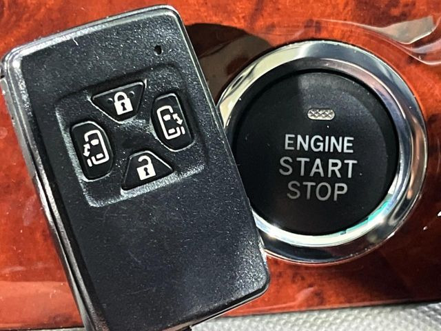 �y�X�}�[�g�L�[�z�J�o����|�P�b�g�ɓ��ꂽ�܂܂ł��h�A�̎{���E�������\�ȃX�}�[�g�L�[�𑕔��B�G���W���̃I���E�I�t�����J�M�����o���K�v����������Ƃ��Ă��֗��ł���