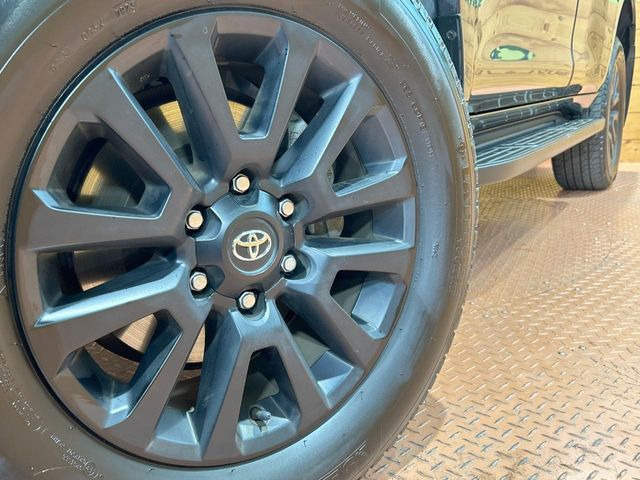 【純正18インチアルミホイール】外観にマッチした純正アルミホイールを装着しております。各種社外アルミホイールや、スタッドレスタイヤも取扱いしております。是非ご相談ください♪