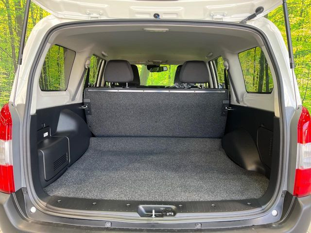 ���i�̂���������ʋ΁A���}���ɏ\���ȉ׎��X�y�[�X���m�ۂ��Ă���܂��B�Z�J���h�V�[�g��|���ƁA�傫�ȉו��̐ύڂ��\�ł���