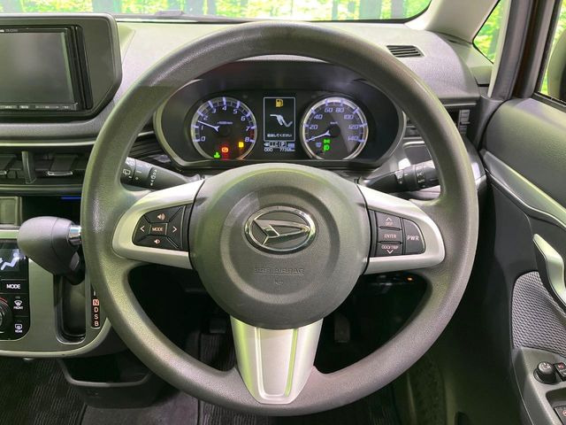 �C���e���A�ɍ��킹���f�U�C���̃X�e�A�����O�́A�^�]�������̂��Ƃ��l���A�^�]���₷���`��A�傫���ł��B�����x�A���ۂɐG���Ă��m���߂��������B