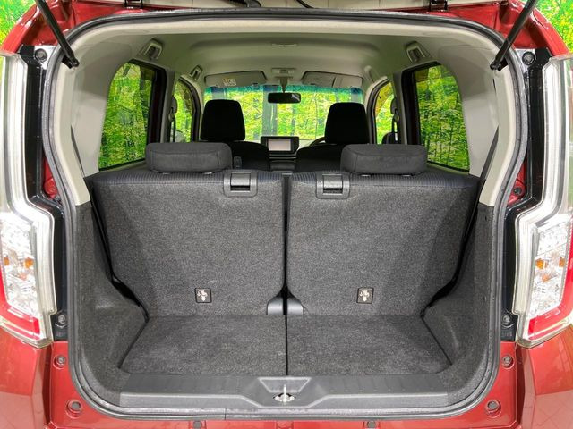 ���i�̂���������ʋ΁A���}���ɏ\���ȉ׎��X�y�[�X���m�ۂ��Ă���܂��B�Z�J���h�V�[�g��|���ƁA�傫�ȉו��̐ύڂ��\�ł���