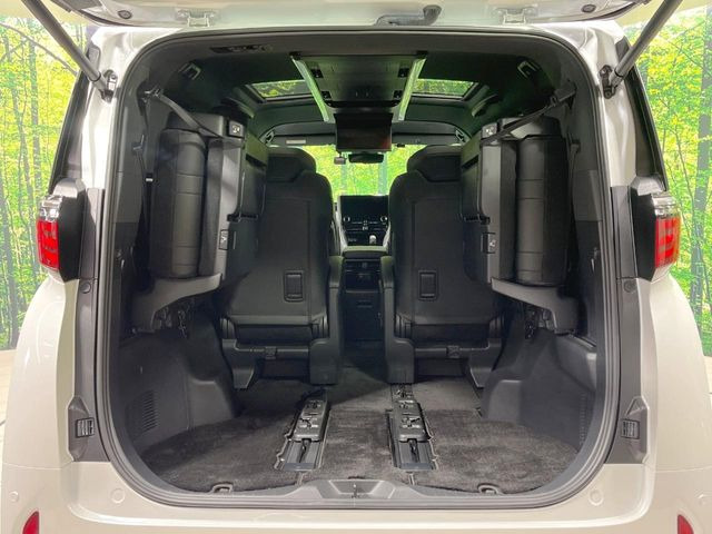 ���i�̂���������ʋ΁A���}���ɏ\���ȉ׎��X�y�[�X���m�ۂ��Ă���܂��B�Z�J���h�V�[�g��|���ƁA�傫�ȉו��̐ύڂ��\�ł���