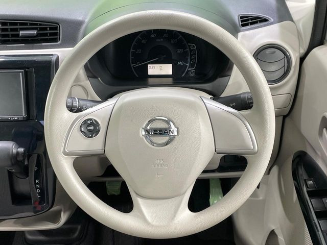 �C���e���A�ɍ��킹���f�U�C���̃X�e�A�����O�́A�^�]�������̂��Ƃ��l���A�^�]���₷���`��A�傫���ł��B�����x�A���ۂɐG���Ă��m���߂��������B