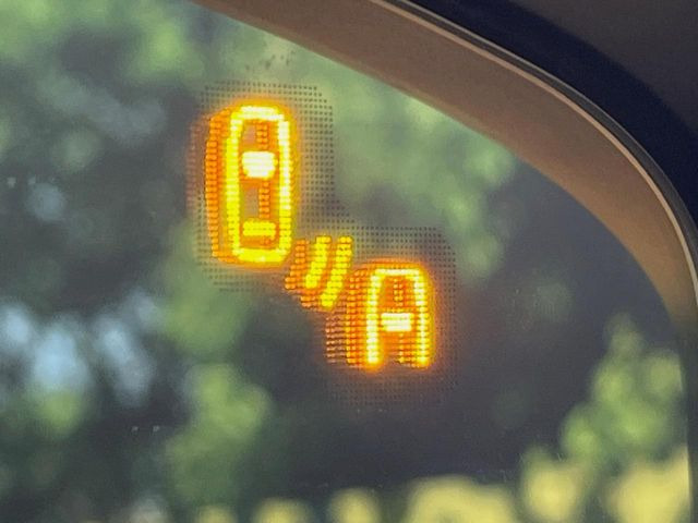 �y�u���C���h�X�|�b�g���j�^�����O�z���s���A�h�A�~���[�̎��p�ɂȂ�₷���ӏ��Ɍ㑱�Ԃ��ڋ߂���ƃT�C�h�~���[�t�߂Ɍx����\���A�h���C�o�[�ɒ��ӊ��N�����Ă���܂��B