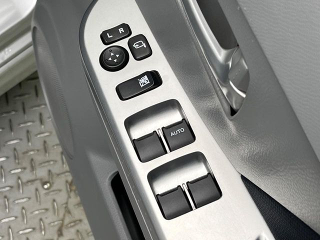 �y�d���i�[�~���[�z�T�C�h�~���[�͓d���i�[���ƂȂ��Ă���A�������ԏ�ł��L�Y�������X�N��}�����܂��B