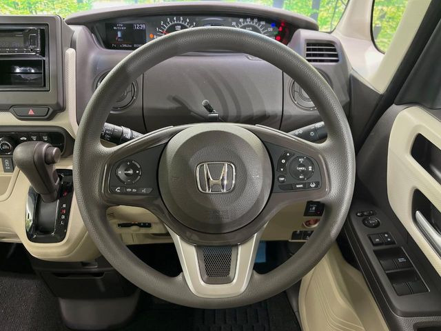 �C���e���A�ɍ��킹���f�U�C���̃X�e�A�����O�́A�^�]�������̂��Ƃ��l���A�^�]���₷���`��A�傫���ł��B�����x�A���ۂɐG���Ă��m���߂��������B