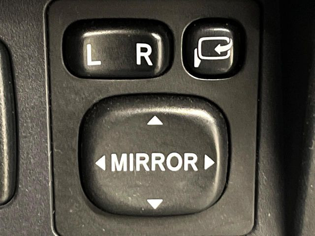 �y�d���i�[�~���[�z�T�C�h�~���[�͓d���i�[���ƂȂ��Ă���A�������ԏ�ł��L�Y�������X�N��}�����܂��B