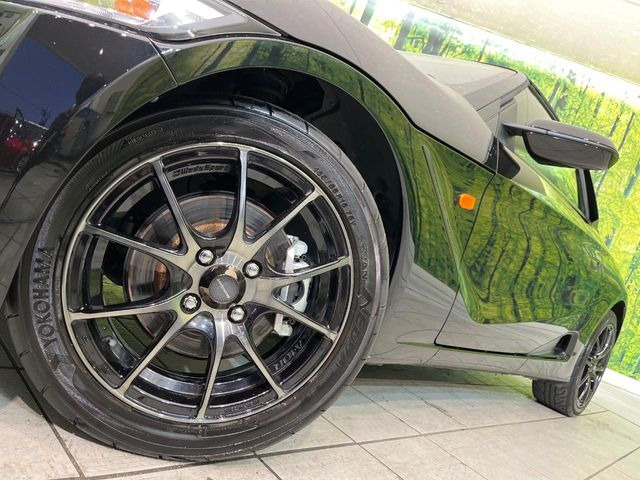 �y16�C���`�A���~�z�C�[���z�O�ςɃ}�b�`�����A���~�z�C�[���𑕒����Ă���܂��B�e��A���~�z�C�[����A�X�^�b�h���X�^�C�����戵�����Ă���܂��B���񂲑��k����������