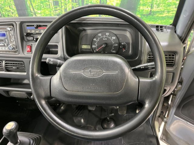 �C���e���A�ɍ��킹���f�U�C���̃X�e�A�����O�́A�^�]�������̂��Ƃ��l���A�^�]���₷���`��A�傫���ł��B�����x�A���ۂɐG���Ă��m���߂��������B