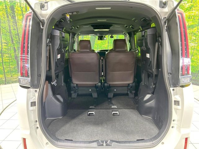 後席を格納すると、これだけの広さが!シーンに合わせたシートアレンジで、大きな荷物も積むことが出来ます♪