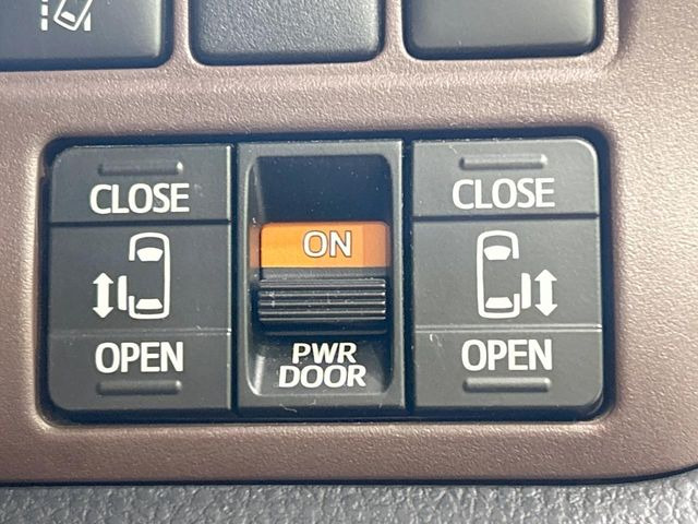 【両側パワースライドドア】スマートキーや運転席のスイッチで後席両側スライドドアの開閉が可能♪電動だから力を入れてドアを開ける必要が無く、小さなお子様でも簡単に開け閉めでき快適です♪