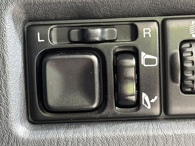 �y�d���i�[�~���[�z�T�C�h�~���[�͓d���i�[���ƂȂ��Ă���A�������ԏ�ł��L�Y�������X�N��}�����܂��B