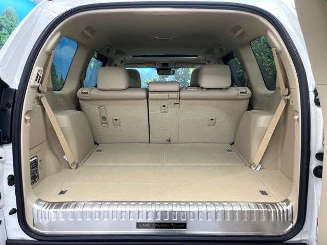 後席を格納すると、これだけの広さが!シーンに合わせたシートアレンジで、大きな荷物も積むことが出来ます♪