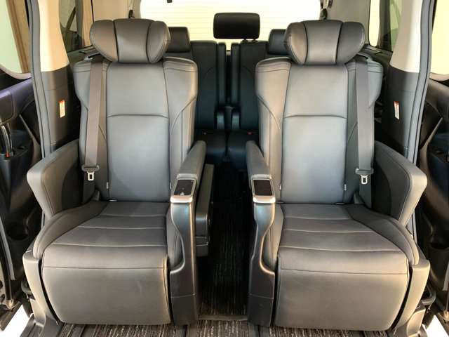 人気のブラックレザー7人乗り電動エグゼクティブキャプテンパワーシートです!!人気の電動オットマン(足置き)付きです!