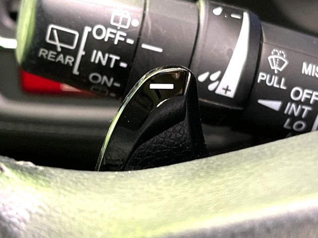 【パドルシフト】ハンドルから手を離さずに素早くシフトアップ&ダウンができるので、エンジンブレーキを使う下り坂や高速道路の合流で加速したい場面で役立ちます。