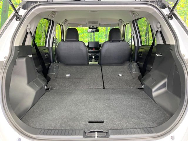 ���i�̂���������ʋ΁A���}���ɏ\���ȉ׎��X�y�[�X���m�ۂ��Ă���܂��B�Z�J���h�V�[�g��|���ƁA�傫�ȉו��̐ύڂ��\�ł���