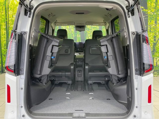 ���i�̂���������ʋ΁A���}���ɏ\���ȉ׎��X�y�[�X���m�ۂ��Ă���܂��B�Z�J���h�V�[�g��|���ƁA�傫�ȉו��̐ύڂ��\�ł���