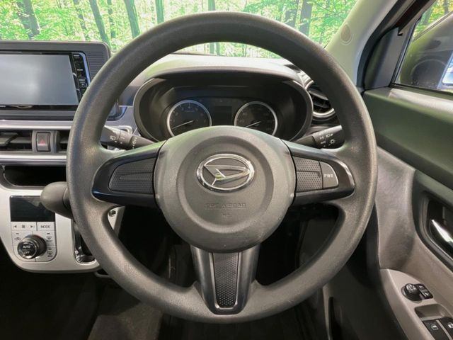 �C���e���A�ɍ��킹���f�U�C���̃X�e�A�����O�́A�^�]�������̂��Ƃ��l���A�^�]���₷���`��A�傫���ł��B�����x�A���ۂɐG���Ă��m���߂��������B