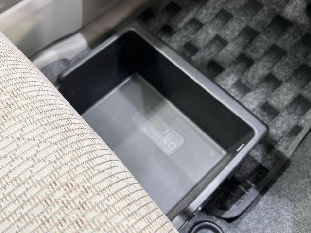 �y�V�[�g�A���_�[�{�b�N�X�z�V�[�g�̉��ɑ�e�ʂ̎��[�X�y�[�X��������Ă���A�C���ԃO�b�Y�ȂǁA�O���猩��ꂽ���Ȃ����̂�����������[�ł��ĕ֗�!