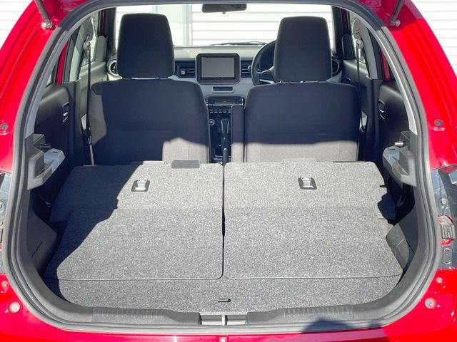 ���i�̂���������ʋ΁A���}���ɏ\���ȉ׎��X�y�[�X���m�ۂ��Ă���܂��B�Z�J���h�V�[�g��|���ƁA�傫�ȉו��̐ύڂ��\�ł���