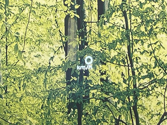 �y�w�b�h�A�b�v�f�B�X�v���C�z���݂̑��x�⑖�s�����f�W�^���\���ŉ^�]�ȑO���̃K���X�ɓ��e!�^�]���A�ڐ������炳���K�v�ȏ����m�F�ł���̂łƂ��Ă��֗��ň��S!