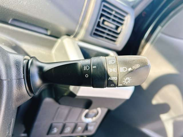 �y�I�[�g���C�g�z�ԊO�̖��邳�����m���āA�����I�Ƀw�b�h���C�g��_�����Ă���܂���g���l���𑖍s����ۂɂ��A�����I�ɓ_�����Ă���ĕ֗��ȑ�����1�ł���