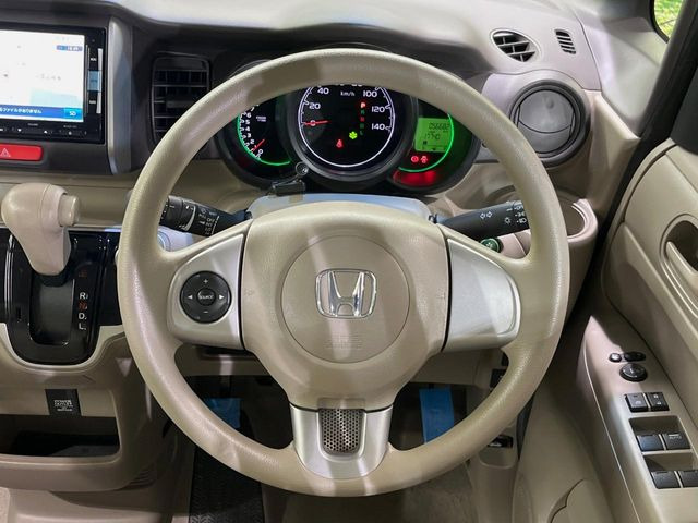 �C���e���A�ɍ��킹���f�U�C���̃X�e�A�����O�́A�^�]�������̂��Ƃ��l���A�^�]���₷���`��A�傫���ł��B�����x�A���ۂɐG���Ă��m���߂��������B