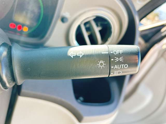 �y�I�[�g���C�g�z�ԊO�̖��邳�����m���āA�����I�Ƀw�b�h���C�g��_�����Ă���܂���g���l���𑖍s����ۂɂ��A�����I�ɓ_�����Ă���ĕ֗��ȑ�����1�ł���