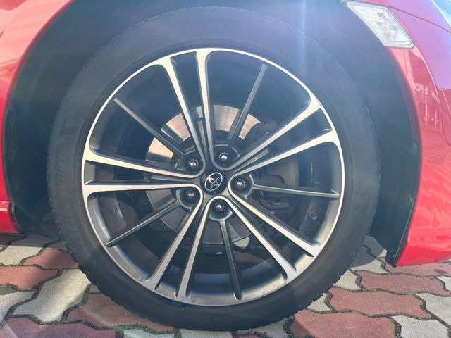 �y����17�C���`�A���~�z�C�[���z�O�ςɃ}�b�`���������A���~�z�C�[���𑕒����Ă���܂��B�e��ЊO�A���~�z�C�[����A�X�^�b�h���X�^�C�����戵�����Ă���܂��B���񂲑��k����������