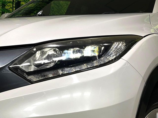 【HIDヘッドライト】非常に明るく前方を照らしてくれるので、悪天候や夜間の走行時も視界良好で安心してお乗りいただけます。