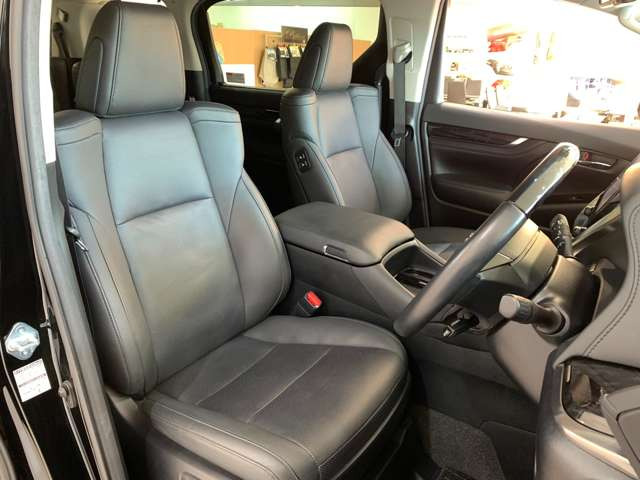 人気のブラックレザーシート!シートヒーター&シートエアコン付き!!