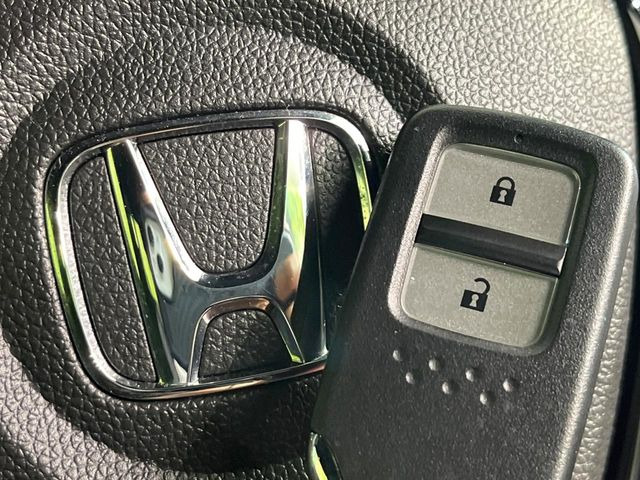 �yHonda�X�}�[�g�L�[�z�J�o����|�P�b�g�ɓ��ꂽ�܂܂ł��h�A�̎{���E�������\�ȃX�}�[�g�L�[�𑕔��B�G���W���̃I���E�I�t�����J�M�����o���K�v����������Ƃ��Ă��֗��ł���