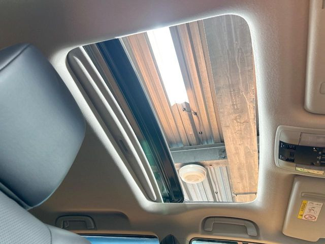 【サンルーフ】開放感たっぷりの希少装備、サンルーフが装着されています!車内に明かりを取り入れたり景色を楽しむ以外にも、車内の空気も簡単に換気できて快適です!