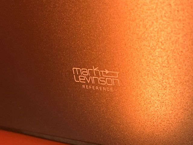 �y�}�[�N���r���\���T�E���h�V�X�e���z���[�J�[�I�v�V�����̍��i�ʃT�E���h�V�X�e���𓋍ځB��p�̃`���[�j���O���{���ꂽ�召�l�X�ȃX�s�[�J�[����ǎ��ȃT�E���h���t�ł��A�Տꊴ���ӂ�鉹����Ԃ����o���܂��B