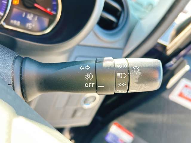 �y�I�[�g���C�g�z�ԊO�̖��邳�����m���āA�����I�Ƀw�b�h���C�g��_�����Ă���܂���g���l���𑖍s����ۂɂ��A�����I�ɓ_�����Ă���ĕ֗��ȑ�����1�ł���