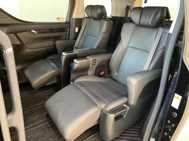 人気のブラックレザー7人乗り電動エグゼクティブキャプテンパワーシートです!!人気の電動オットマン(足置き)付きです!