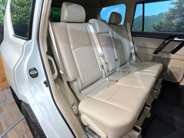 後部座席も気になるようなキズ・汚れやへたり等、大きなダメージはなく、良好な状態です。