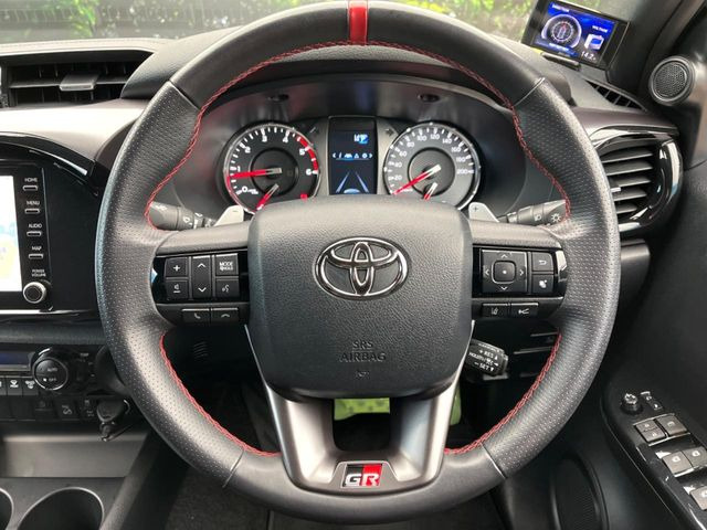 �C���e���A�ɍ��킹���f�U�C���̃X�e�A�����O�́A�^�]�������̂��Ƃ��l���A�^�]���₷���`��A�傫���ł��B�����x�A���ۂɐG���Ă��m���߂��������B