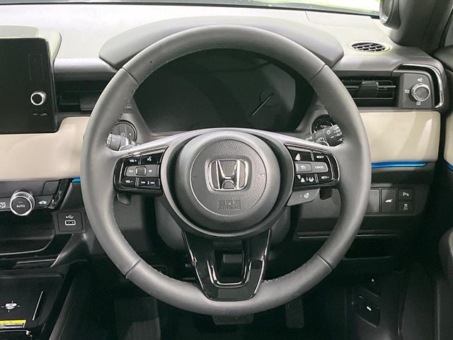 �C���e���A�ɍ��킹���f�U�C���̃X�e�A�����O�́A�^�]�������̂��Ƃ��l���A�^�]���₷���`��A�傫���ł��B�����x�A���ۂɐG���Ă��m���߂��������B