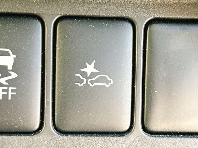 �y�Փˌy�����u�z���s���ɑO���̎ԗ�����F�����A�Փ˂������Ȏ��͌x��ƃu���[�L�ŏՓˉ���Ɣ�Q�y�����A�V�X�g�B�����S�Ƀh���C�u�����y���݂��������܂��B