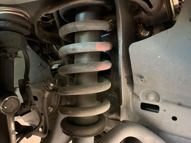 お車を安心してお乗りいただく為には、足回りの定期点検が欠かせません。サービスサポート(有償保証)では無料点検もご提供しており、安心のカーライフをお過ごしいただけるサポート体制が整っています。