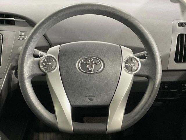 �C���e���A�ɍ��킹���f�U�C���̃X�e�A�����O�́A�^�]�������̂��Ƃ��l���A�^�]���₷���`��A�傫���ł��B�����x�A���ۂɐG���Ă��m���߂��������B