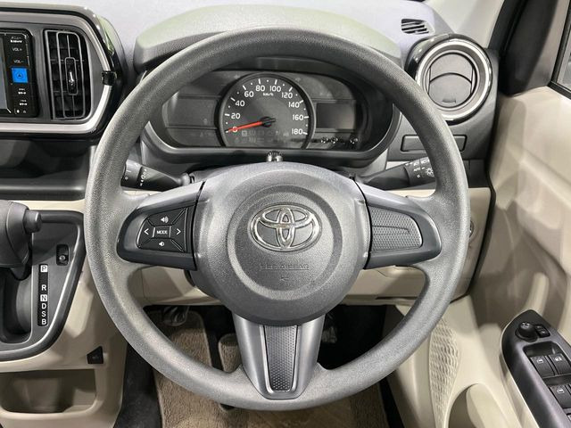 �C���e���A�ɍ��킹���f�U�C���̃X�e�A�����O�́A�^�]�������̂��Ƃ��l���A�^�]���₷���`��A�傫���ł��B�����x�A���ۂɐG���Ă��m���߂��������B