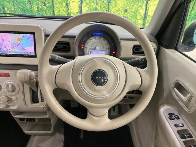 �C���e���A�ɍ��킹���f�U�C���̃X�e�A�����O�́A�^�]�������̂��Ƃ��l���A�^�]���₷���`��A�傫���ł��B�����x�A���ۂɐG���Ă��m���߂��������B