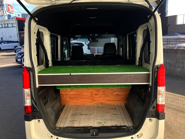 ���i�̂���������ʋ΁A���}���ɏ\���ȉ׎��X�y�[�X���m�ۂ��Ă���܂��B�Z�J���h�V�[�g��|���ƁA�傫�ȉו��̐ύڂ��\�ł���