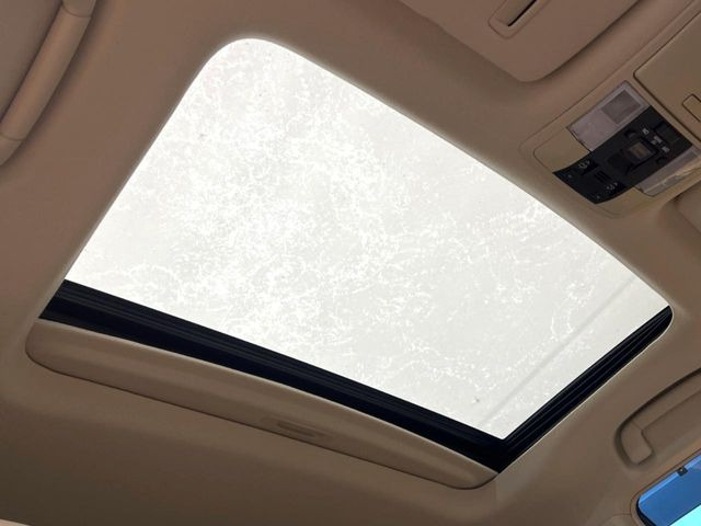 【サンルーフ】開放感たっぷりの希少装備、サンルーフが装着されています!車内に明かりを取り入れたり景色を楽しむ以外にも、車内の空気も簡単に換気できて快適です!